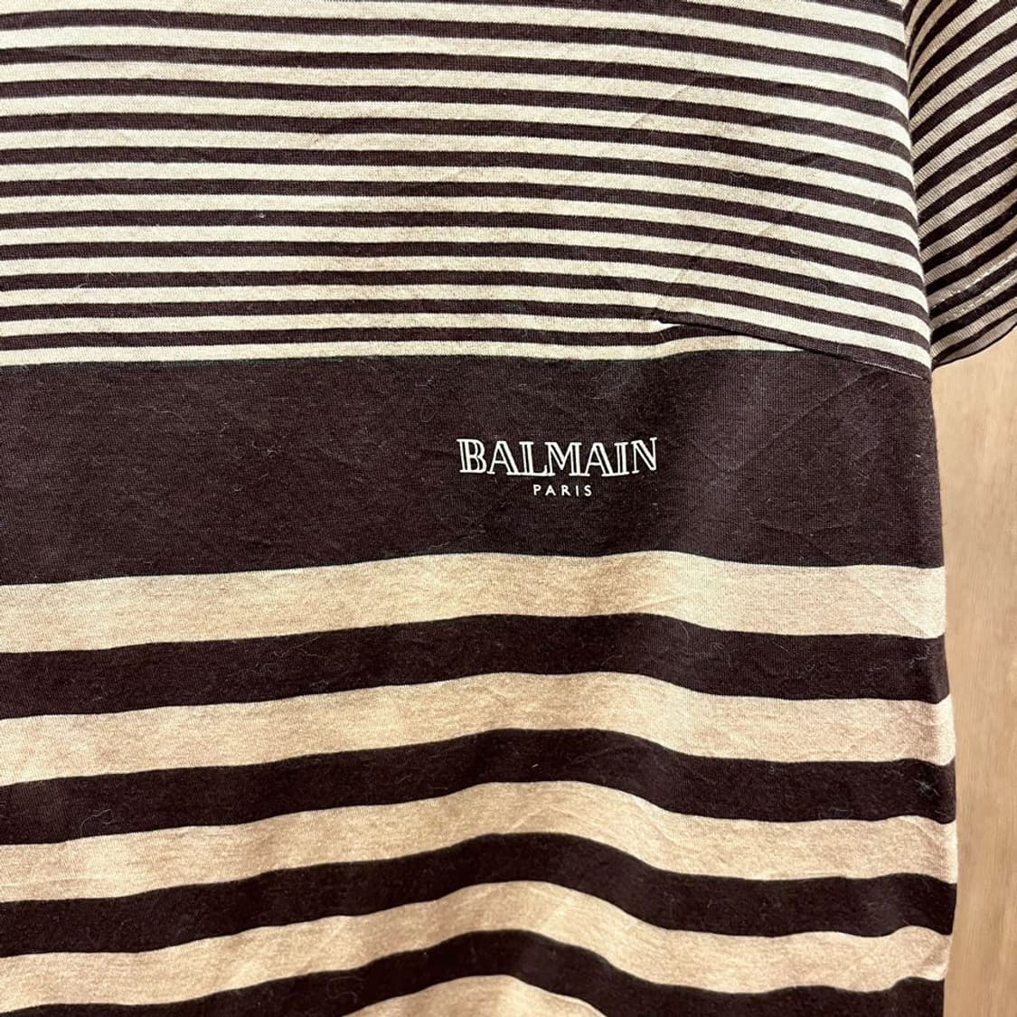 발망 코튼 크롭 반팔 티셔츠 스트라이프 패턴 숄더 패드 디테일 브라운 상품이미지6