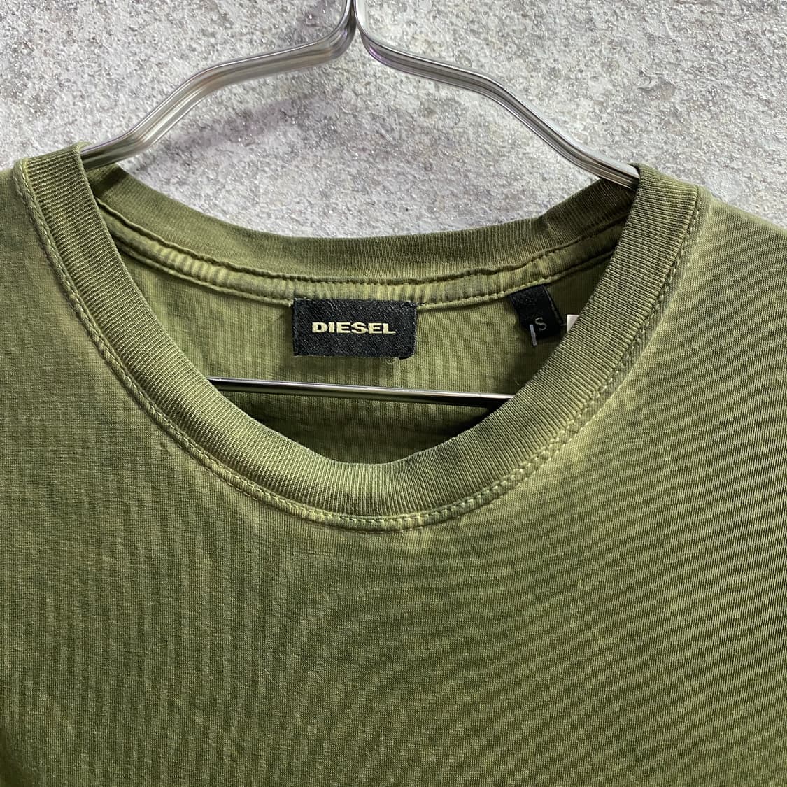 디젤 라운드로고 워시드 카키 반팔티 B4695 상품이미지3