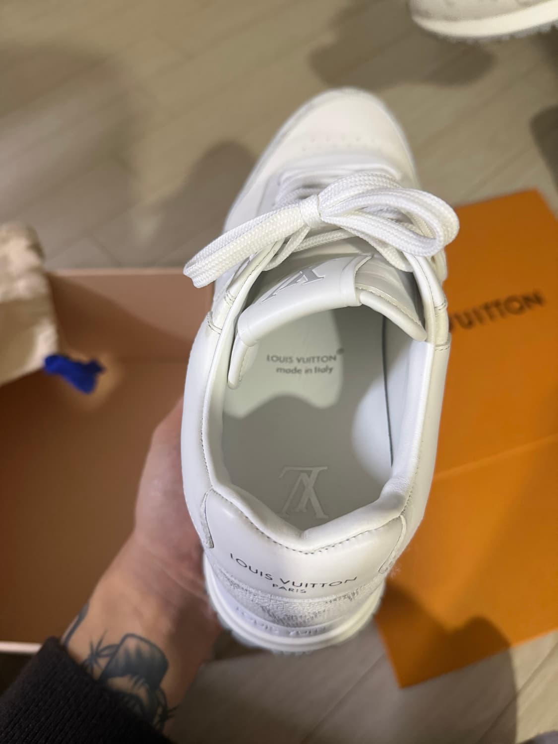 루이비통 런 어웨이 스니커즈  상품이미지4