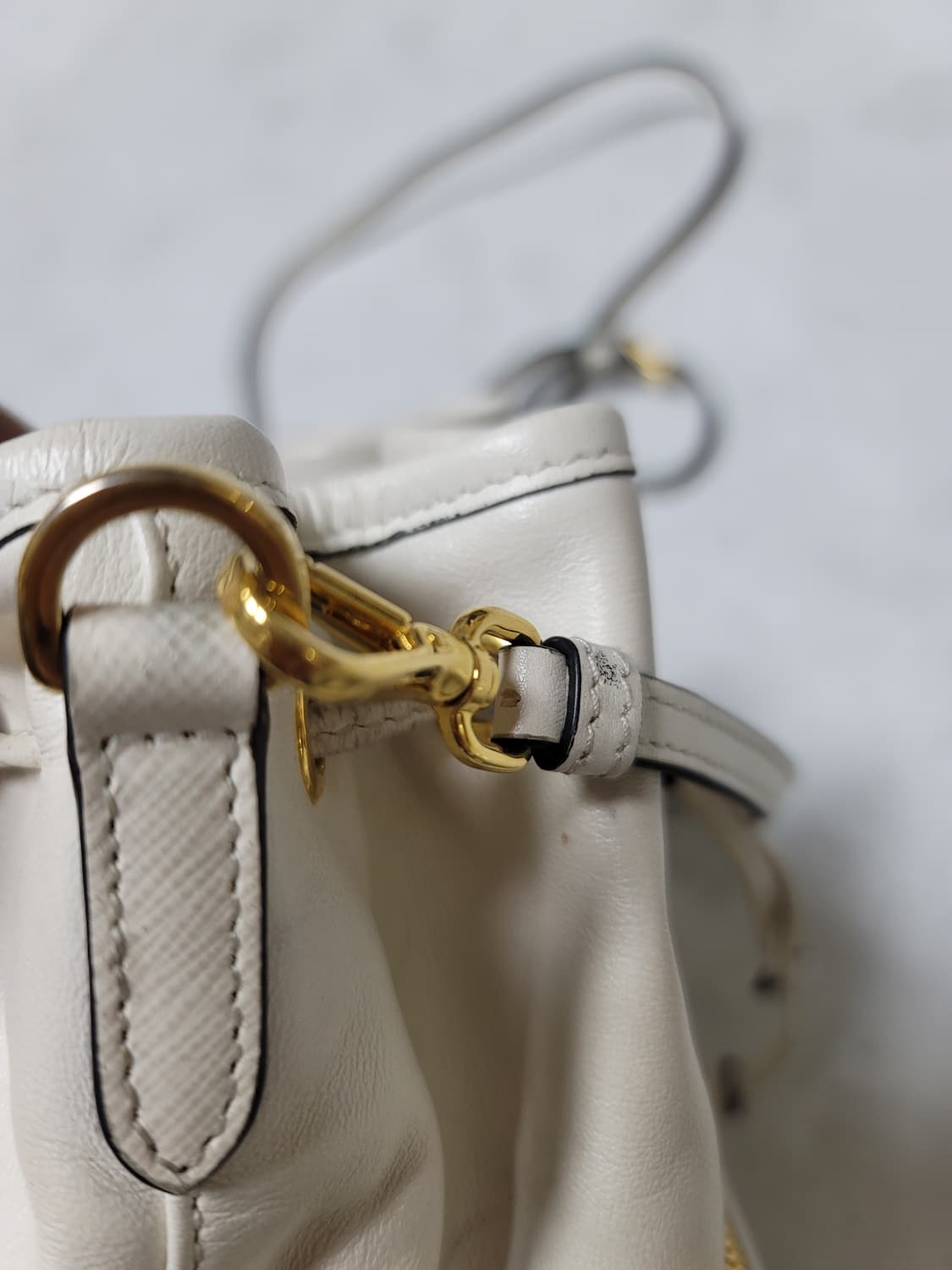 프라다 화이트 듀에 복조리 버킷백 상태굿

 상품이미지6