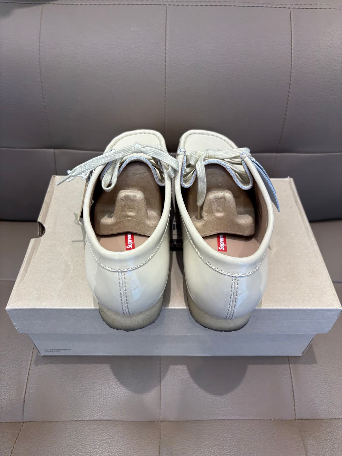 클락스 x 슈프림 페이턴트 레더 왈라비 상품이미지7