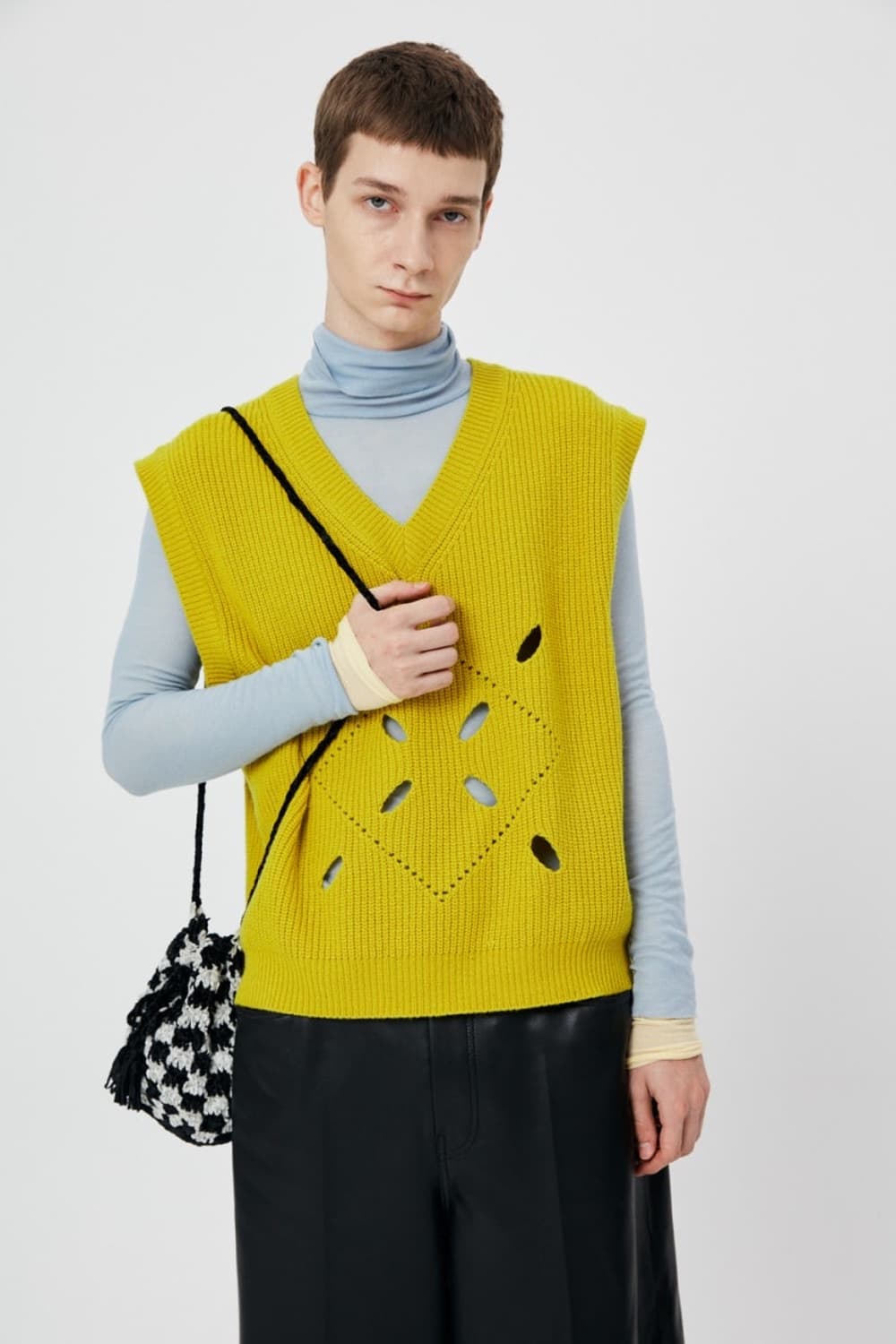 문선 아가일 펀칭 니트베스트 머스타드 상품이미지1