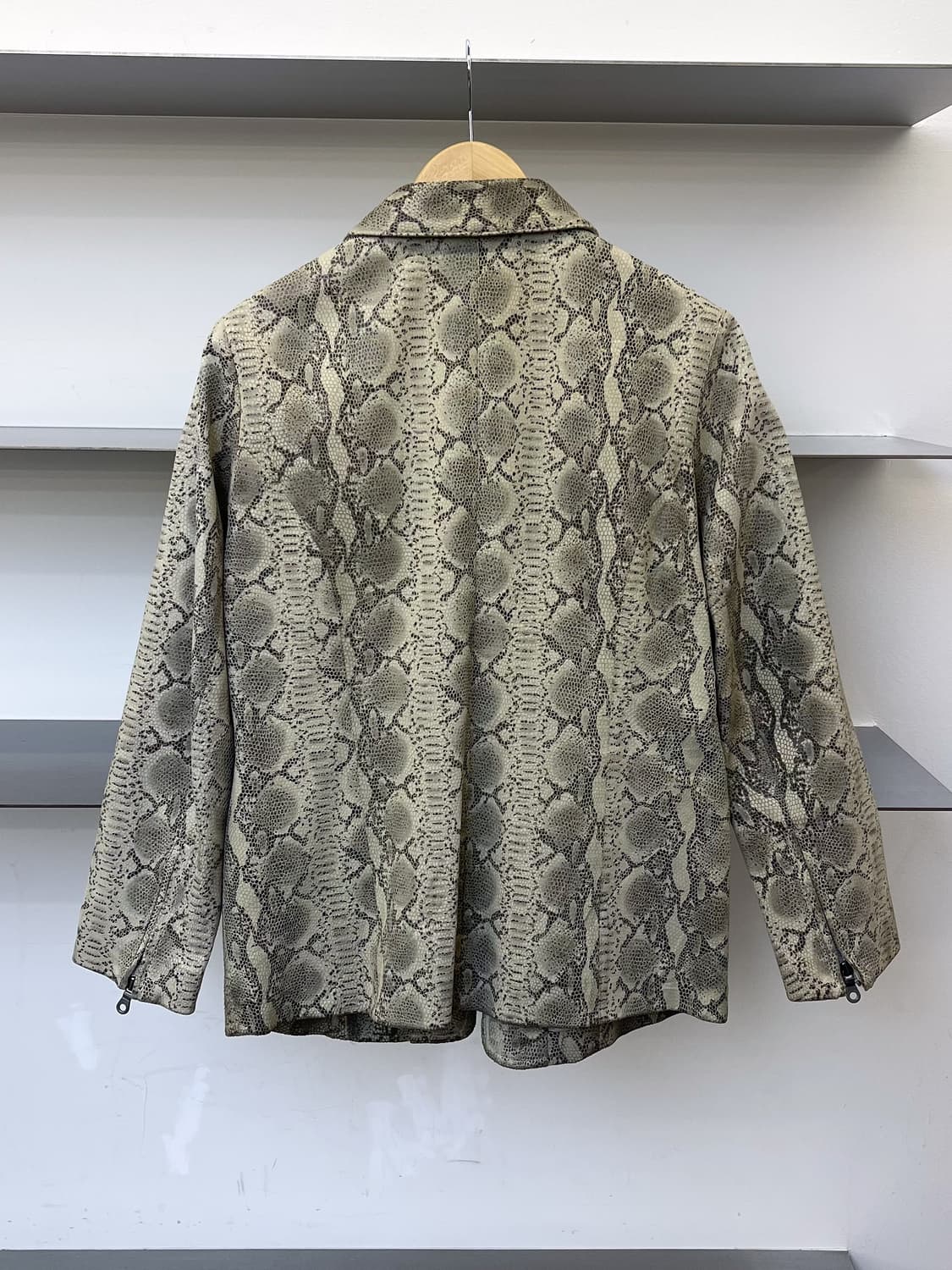 트웬티포 에쿠스 90s 파이톤 패턴 레더 자켓 상품이미지3