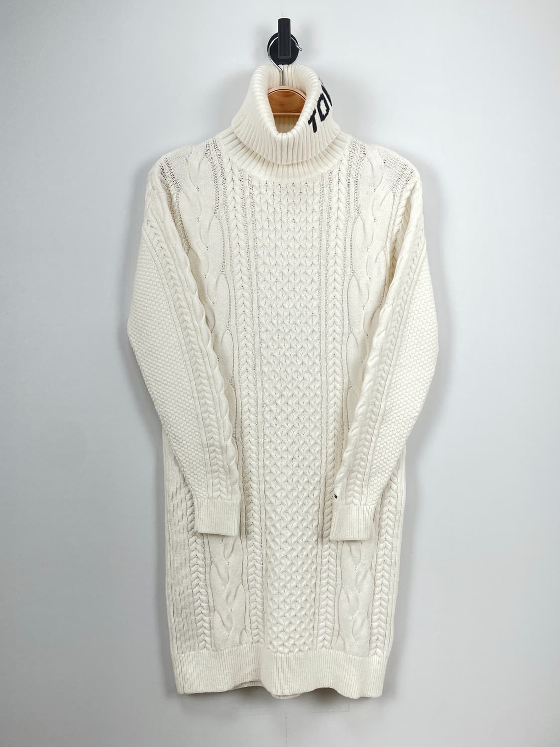 타미진스(Tommy Jeans) 빅 로고 터틀넥 케이블 니트 원피스 상품이미지2