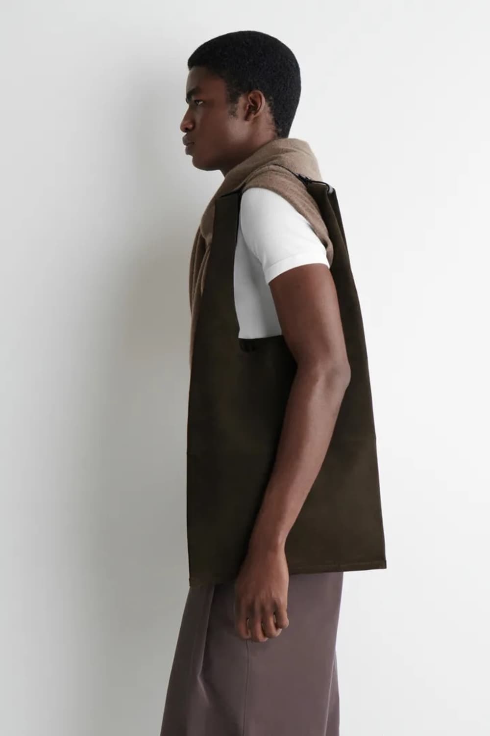 코스 슬라우치 스웨이드 토트백 초콜릿 컬러 상품이미지1