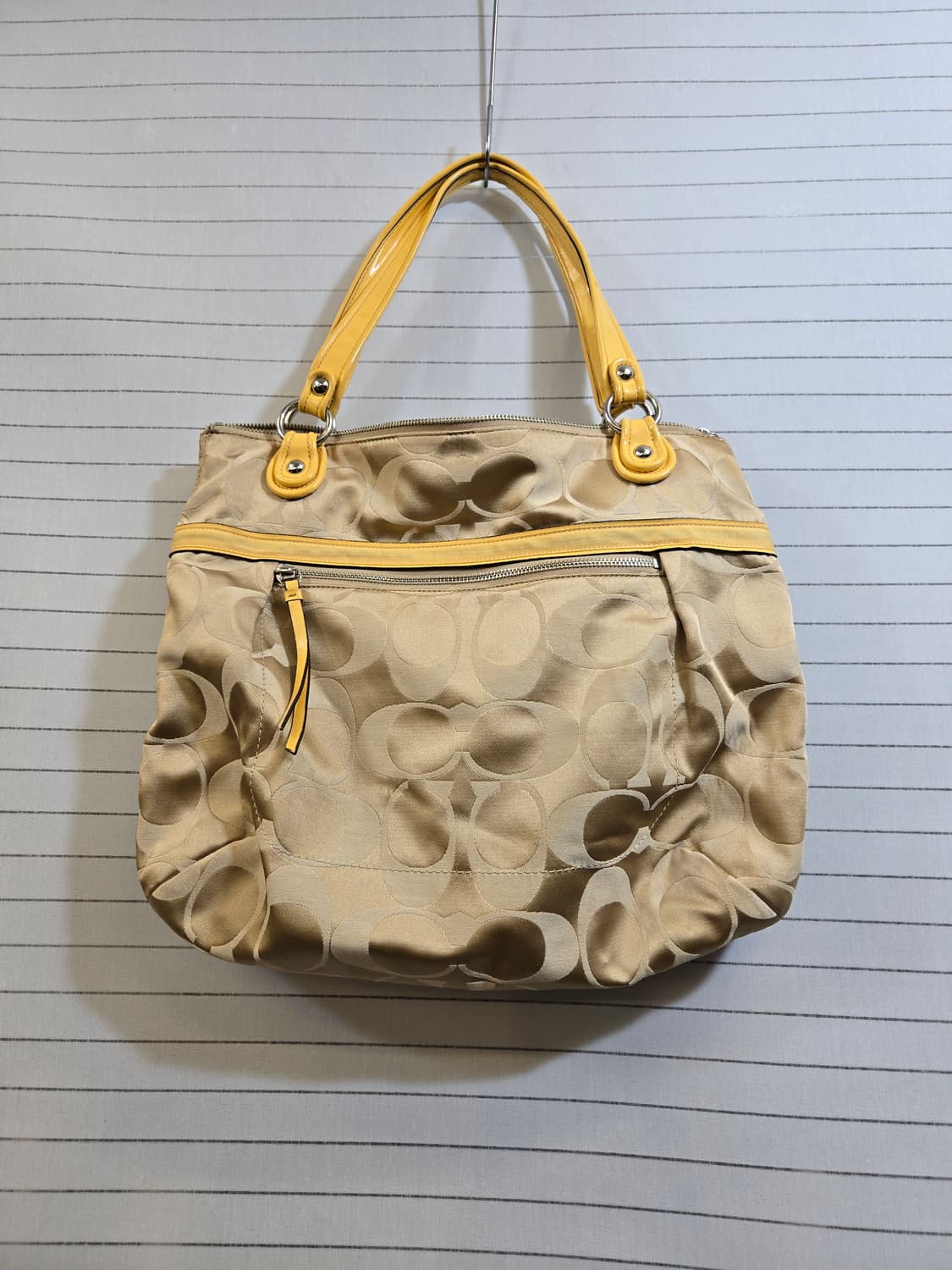 코치 시그니처 숄더백 베이지 옐로우 상품이미지3