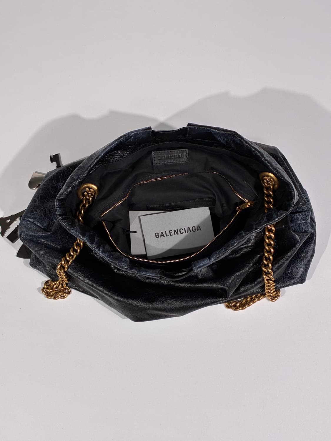 발렌시아가 크러쉬 미디엄 더티 이펙트 수베니어 참 토트백 블랙 상품이미지4