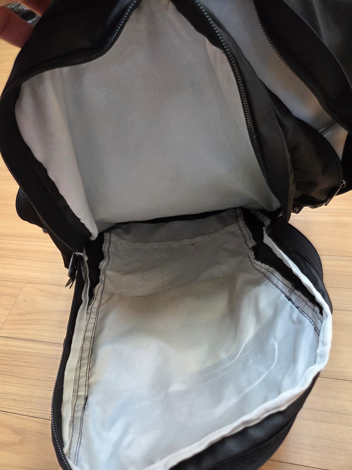 잔스포츠 빅스튜던트 백팩 블랙 색상입니다. 학생분들이나 짐 많으신 분들이 상품이미지4