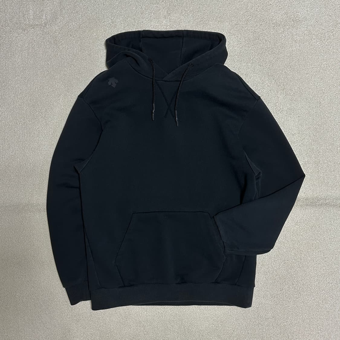 데상트 스판 뒷판 그래픽 오버핏 후드 티셔츠 상품이미지1