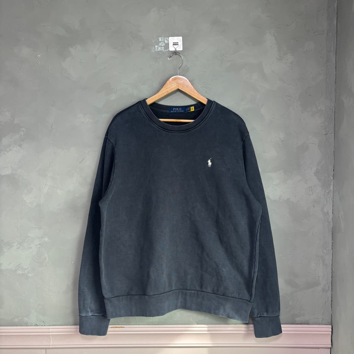 폴로 랄프로렌 워싱 맨투맨 페이디드 블랙 상품이미지1