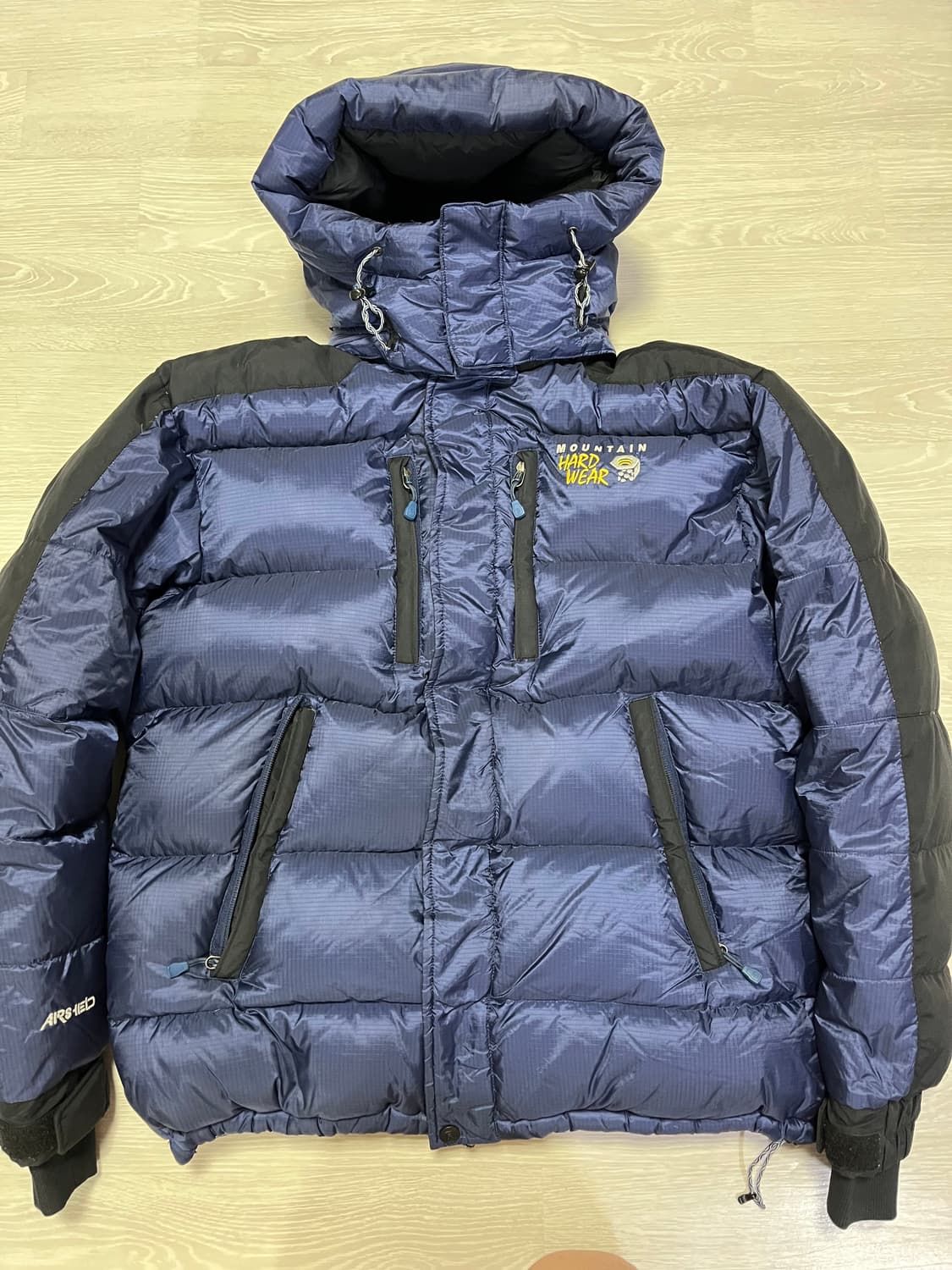 마운틴하드웨어 에어쉴드패딩 상품이미지1