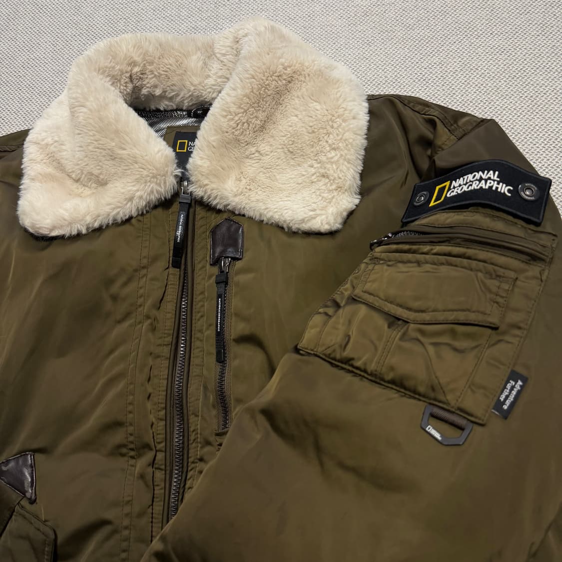 내셔널지오그래픽 넥 트리밍 카키 항공 패딩 자켓 상품이미지3