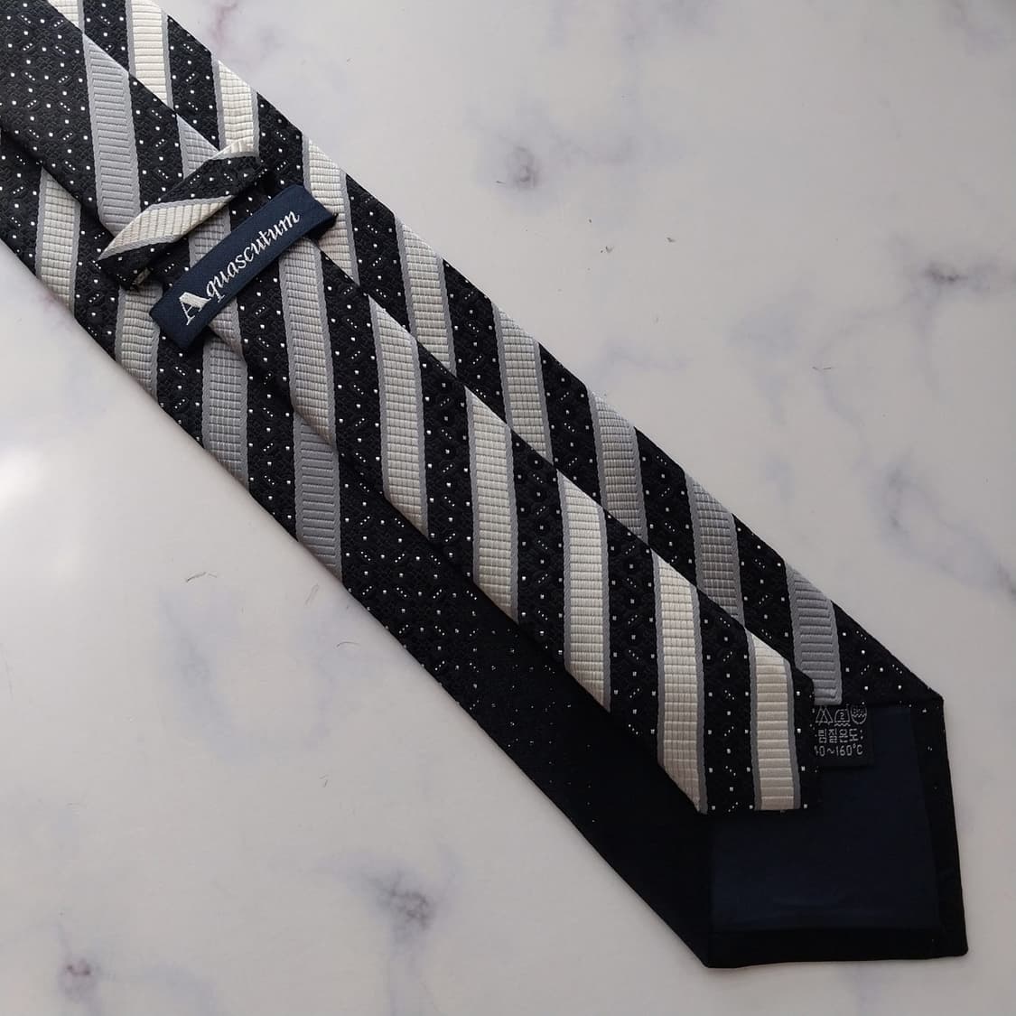 아쿠아스큐텀 블랙 스트라이프 패턴 넥타이 9cm A등급 K2340
 상품이미지7