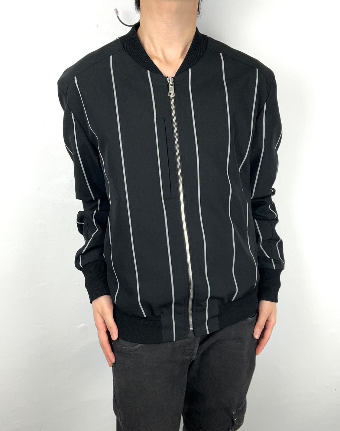 Juun.J Pinstripe Pleated Bomber Jacket 상품이미지3