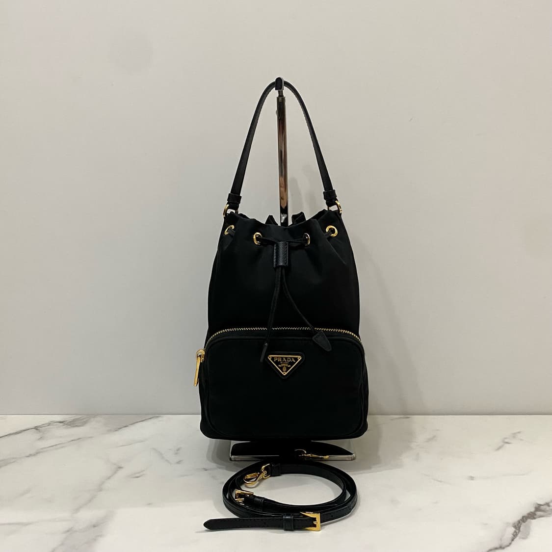 프라다 듀엣 리나일론 삼각로고 버킷백 1BH038 블랙 상품이미지1