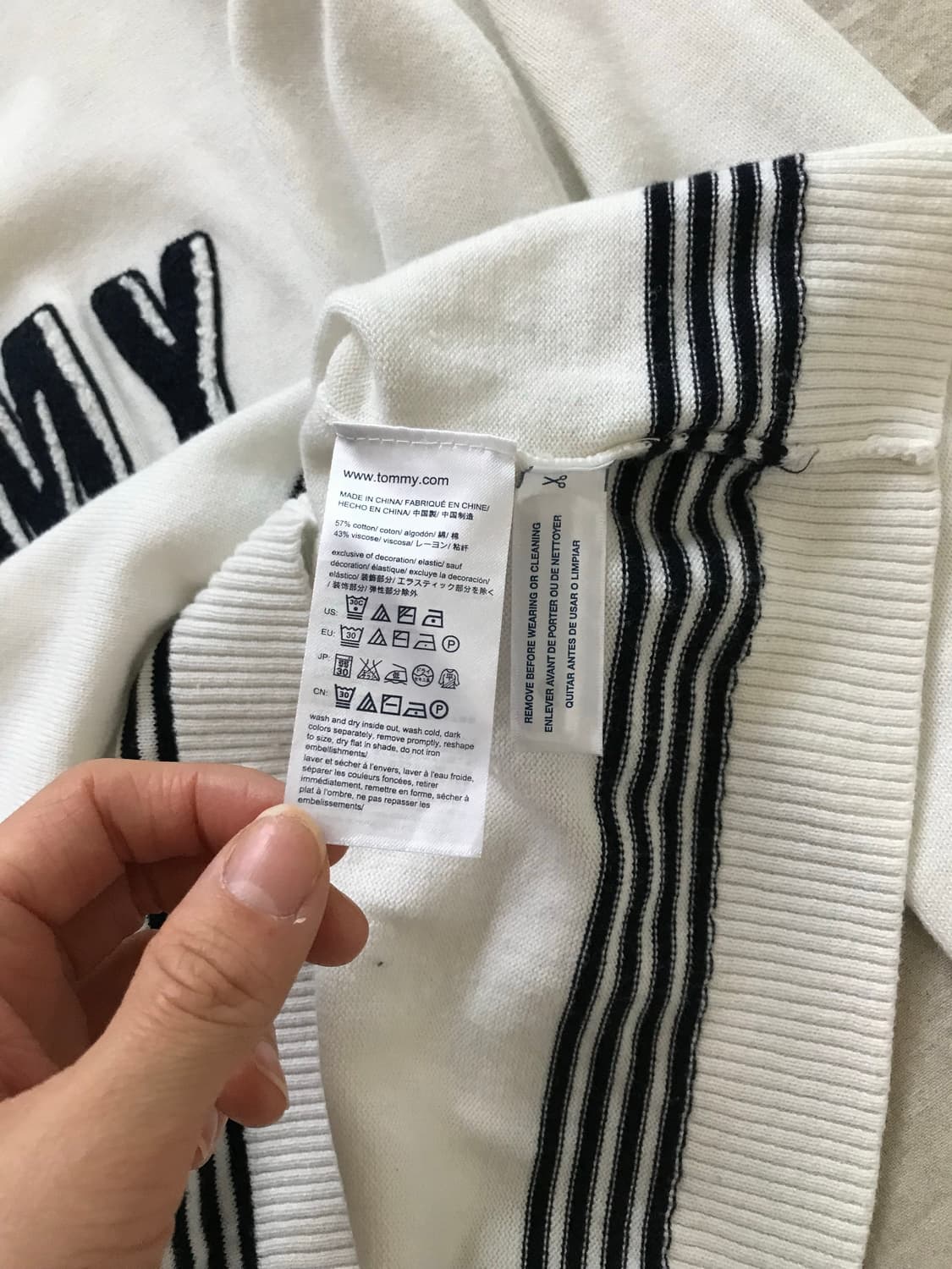 타미힐피거 중앙 자수 로고 브이넥 화이트 니트 상품이미지8