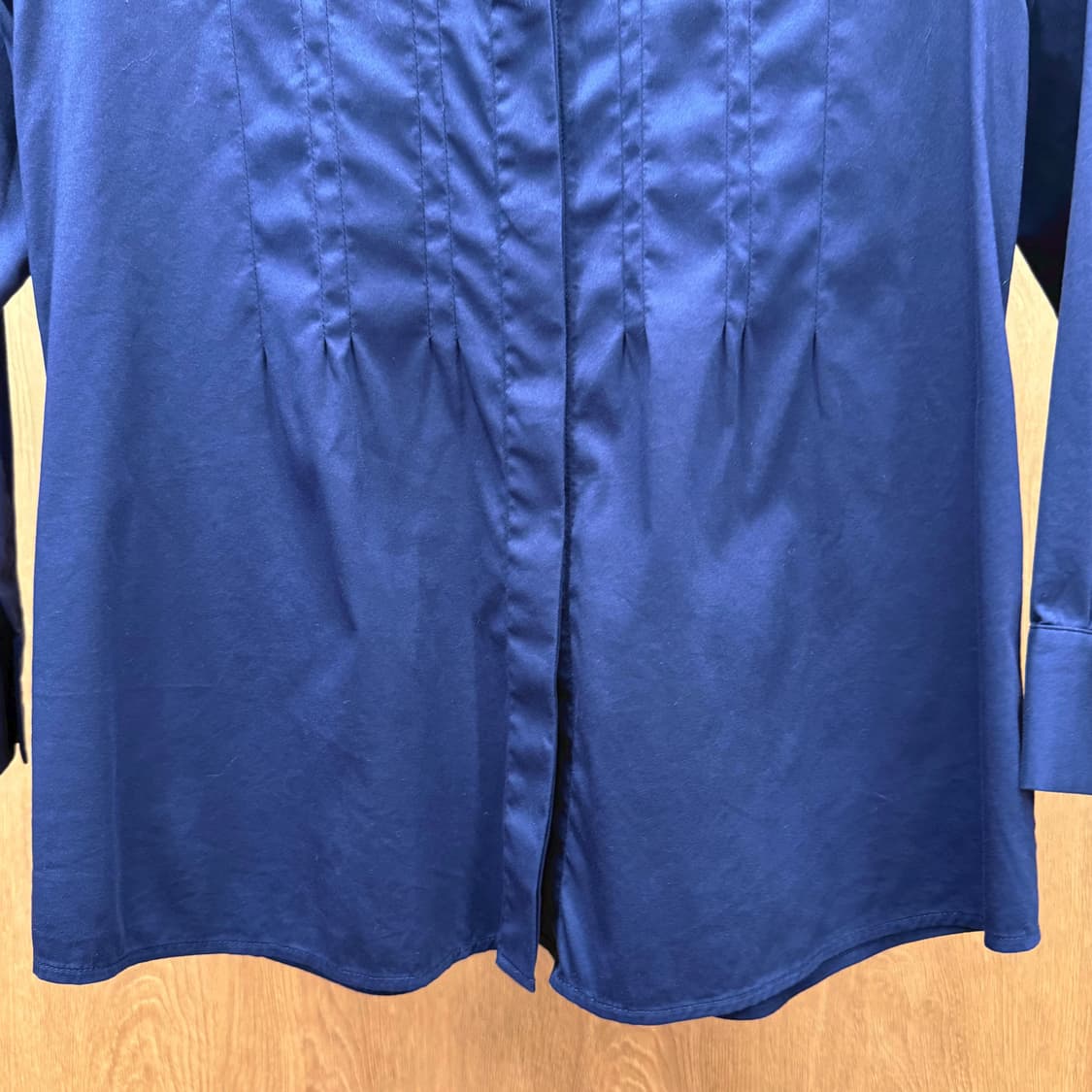 띠어리 긴팔 셔츠 전면 핀턱 디테일 블라우스 슬림핏 네이비 상품이미지5