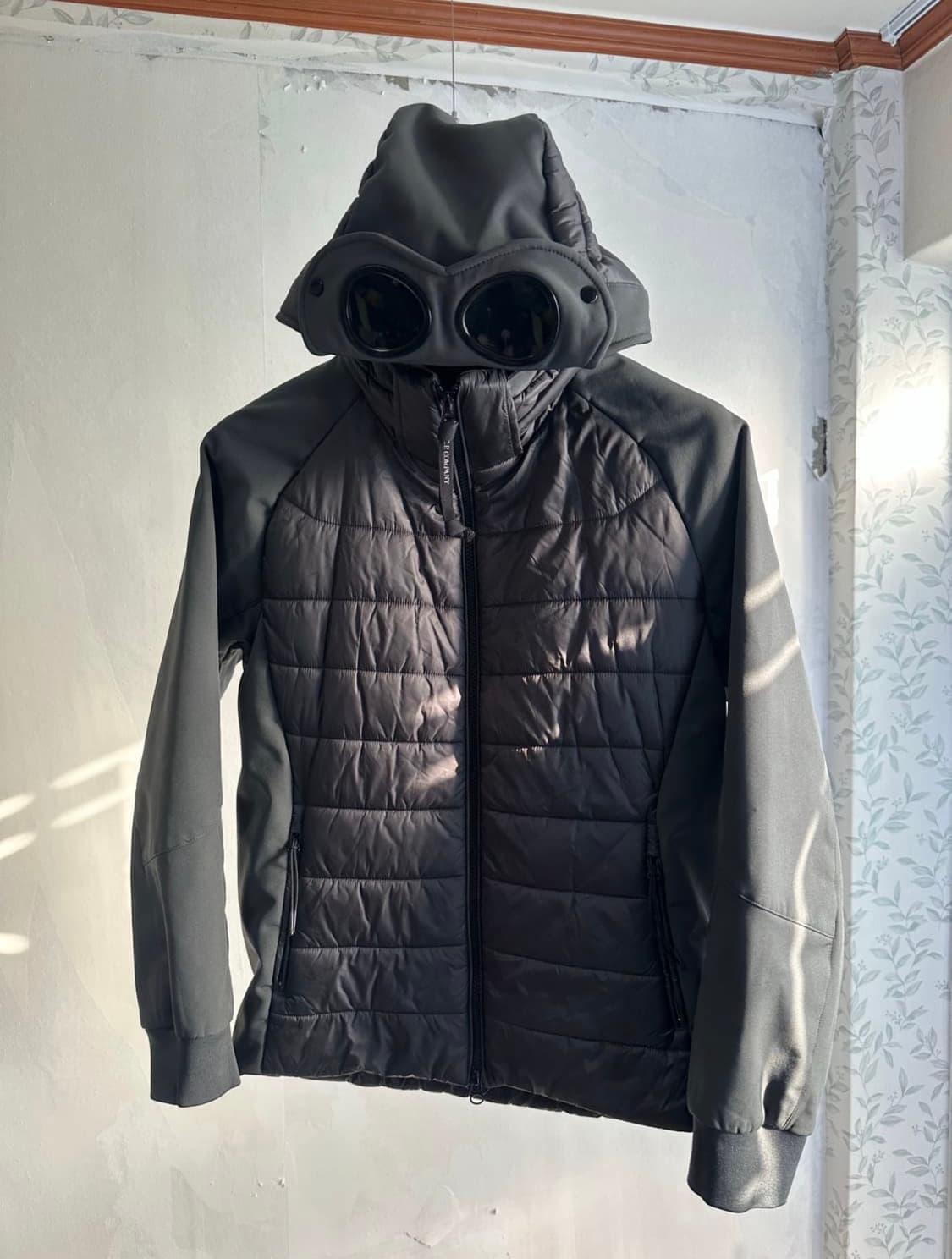 95/ 씨피컴퍼니 고글 렌즈 하이브리드 쉘 패딩 상품이미지1