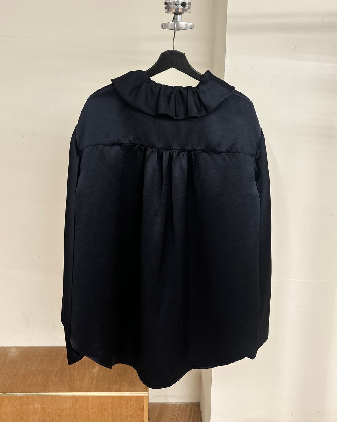 케이트 러플 하이넥 네이비 실크 블라우스 상품이미지6