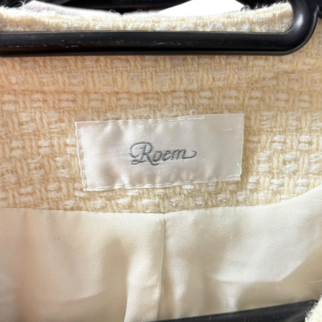 3850 로엠 아이보리 금장 슬림 퍼프 트위드자켓 상품이미지4