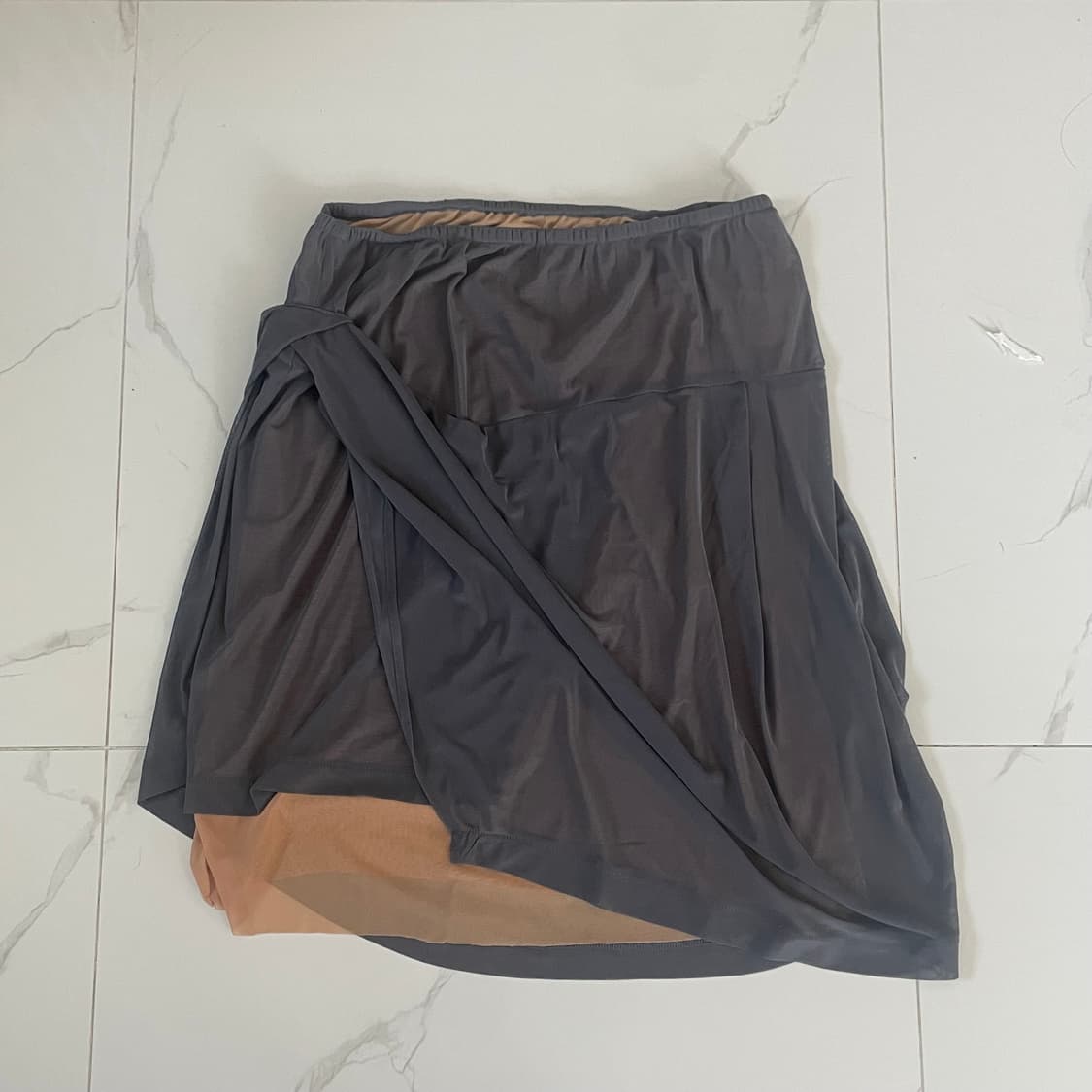 파르티멘토우먼 메쉬 드레이프 스커트 차콜 상품이미지6