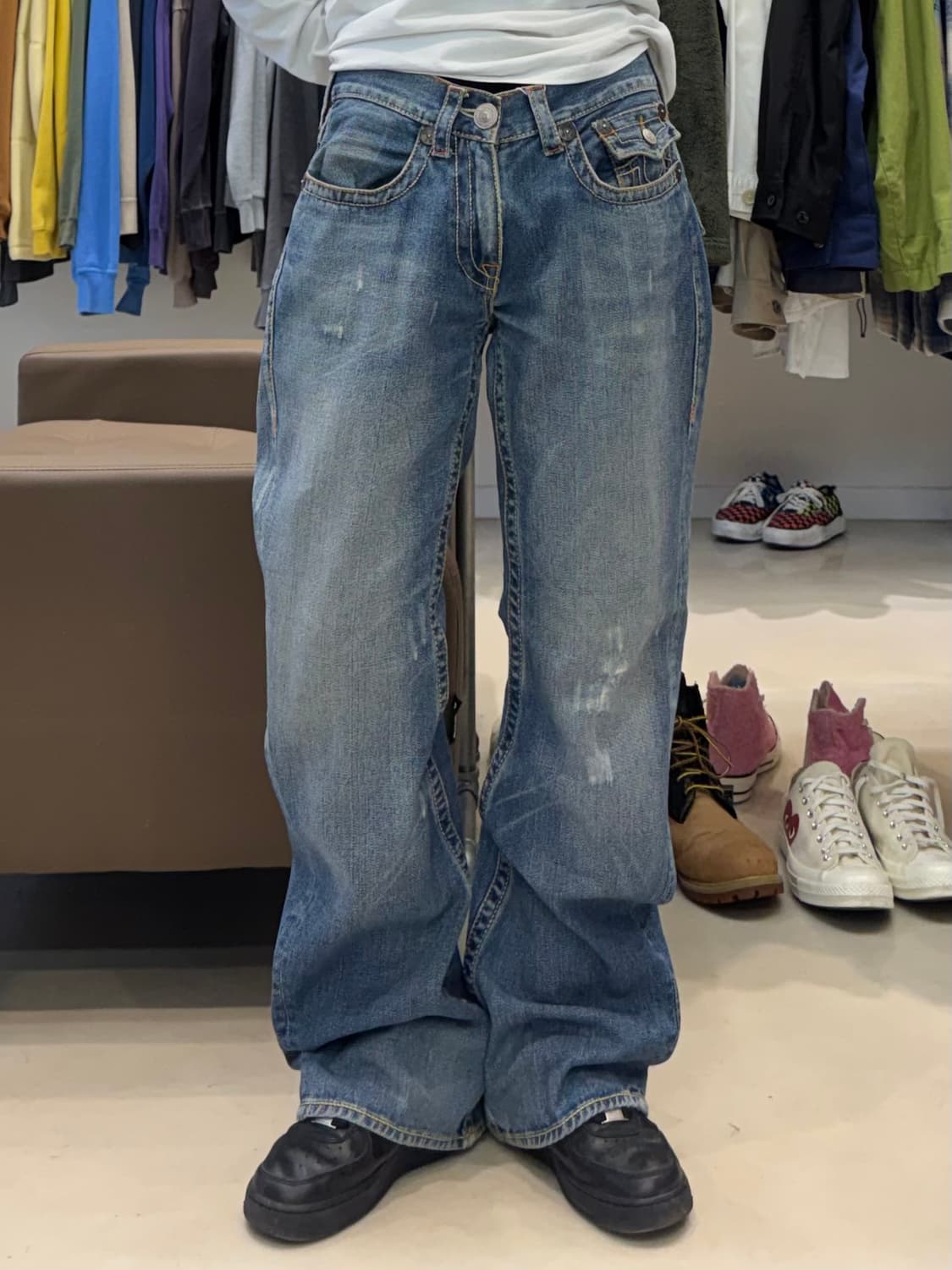 트루릴리젼 조이 빅 T 부츠컷 데님 팬츠 상품이미지5