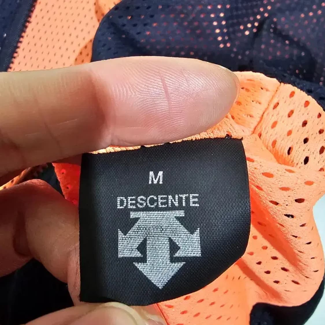 데상트(DESCENTE) 메시 본딩 바람막이 점퍼 (100) 상품이미지10