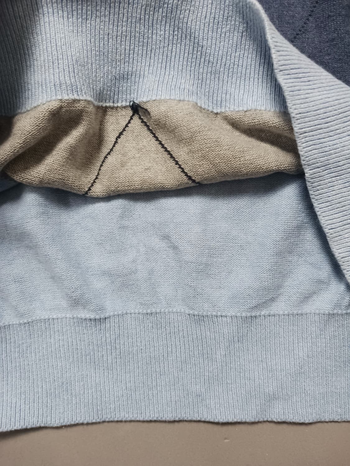 [L] 노티카 아가일 패턴 로고 브이넥 니트 상품이미지5