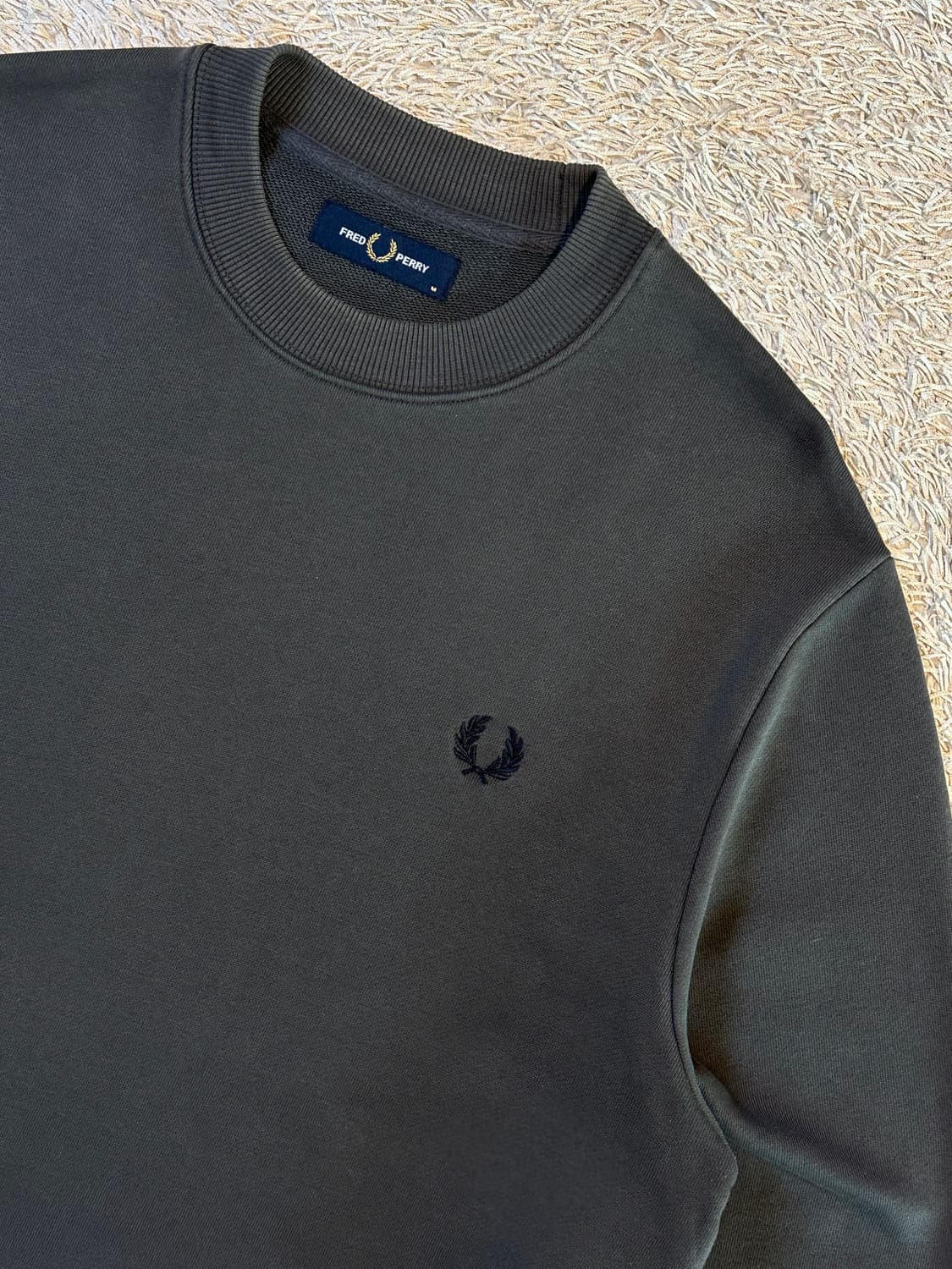 매장판) 프레드페리 FREDPERRY 로고 맨투맨 다크그레이 상품이미지2