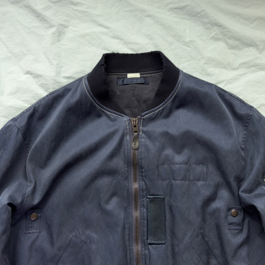 [5] 아프레쎄 25AW 빈티지 실크 플라이트 자켓 네이비 상품이미지2