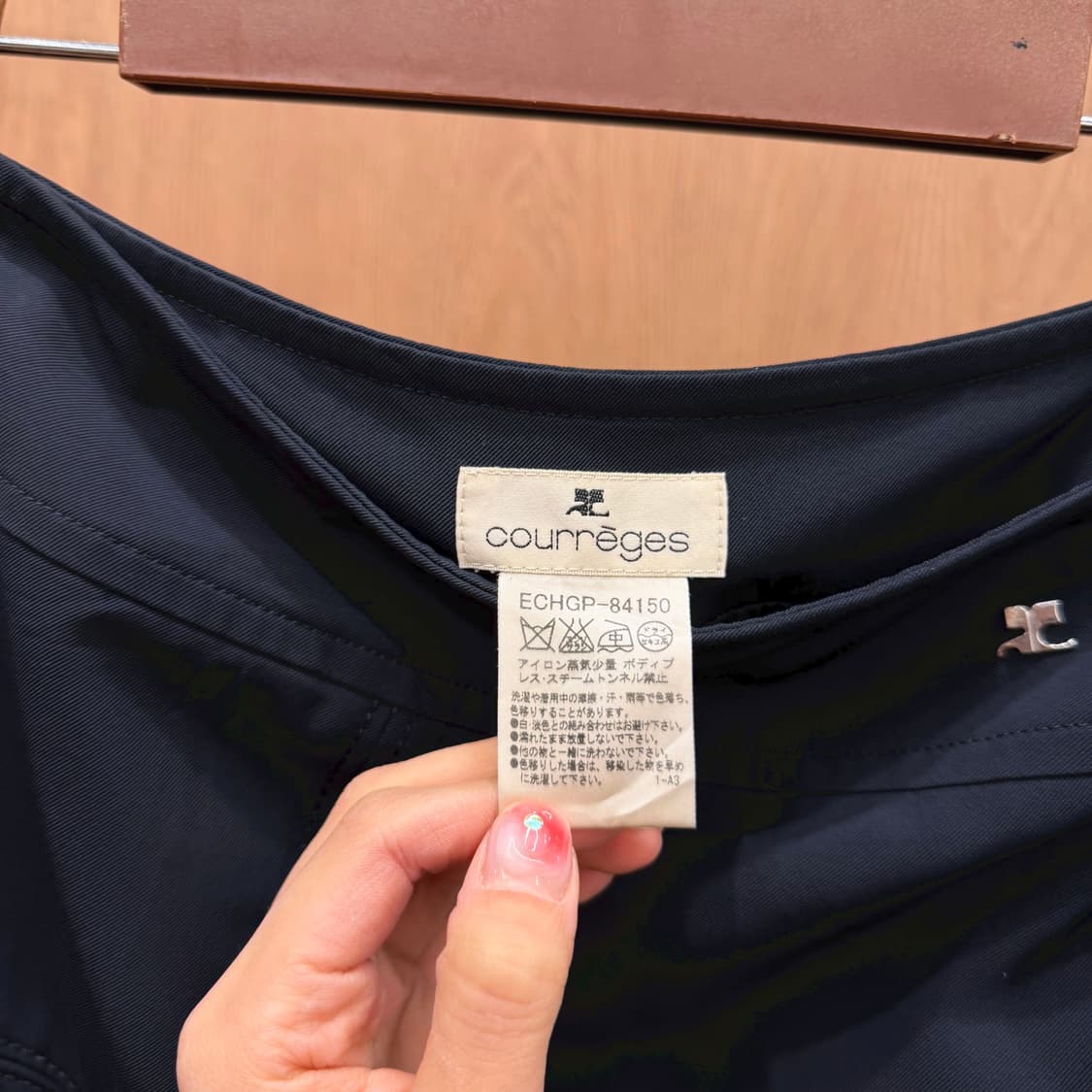 꾸레쥬 미디 스커트 로고 메탈 장식 절개 디테일 A라인 블랙 상품이미지7