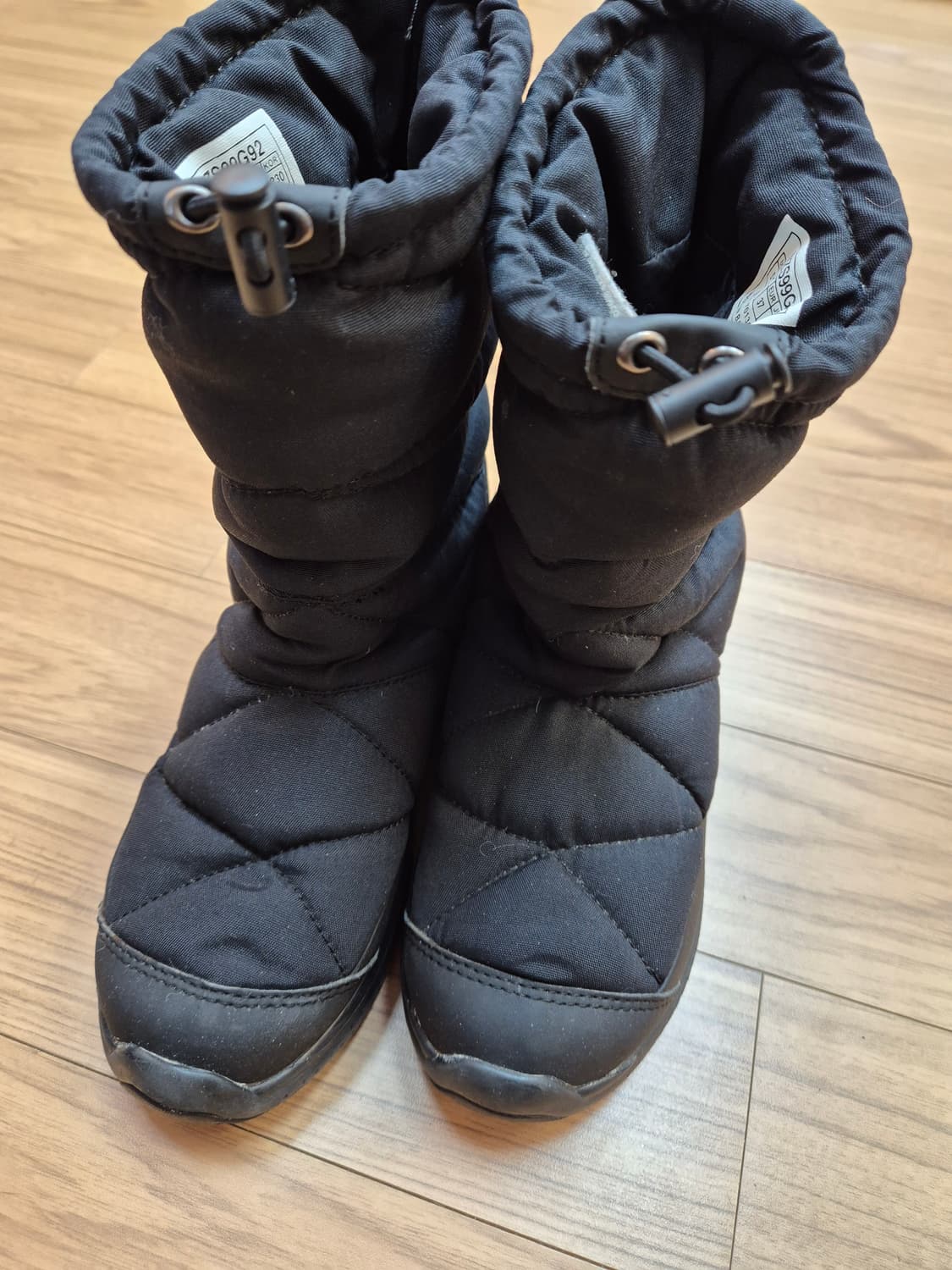 블랙 색상의 노스페이스 패딩 부츠 230mm입니다. 퀼팅 디자인이 적용되 상품이미지1