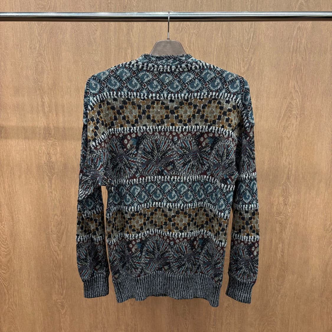 미쏘니 라운드넥 긴팔 니트 자카드 아트워크 패턴 디테일 레귤러핏 차콜 상품이미지3