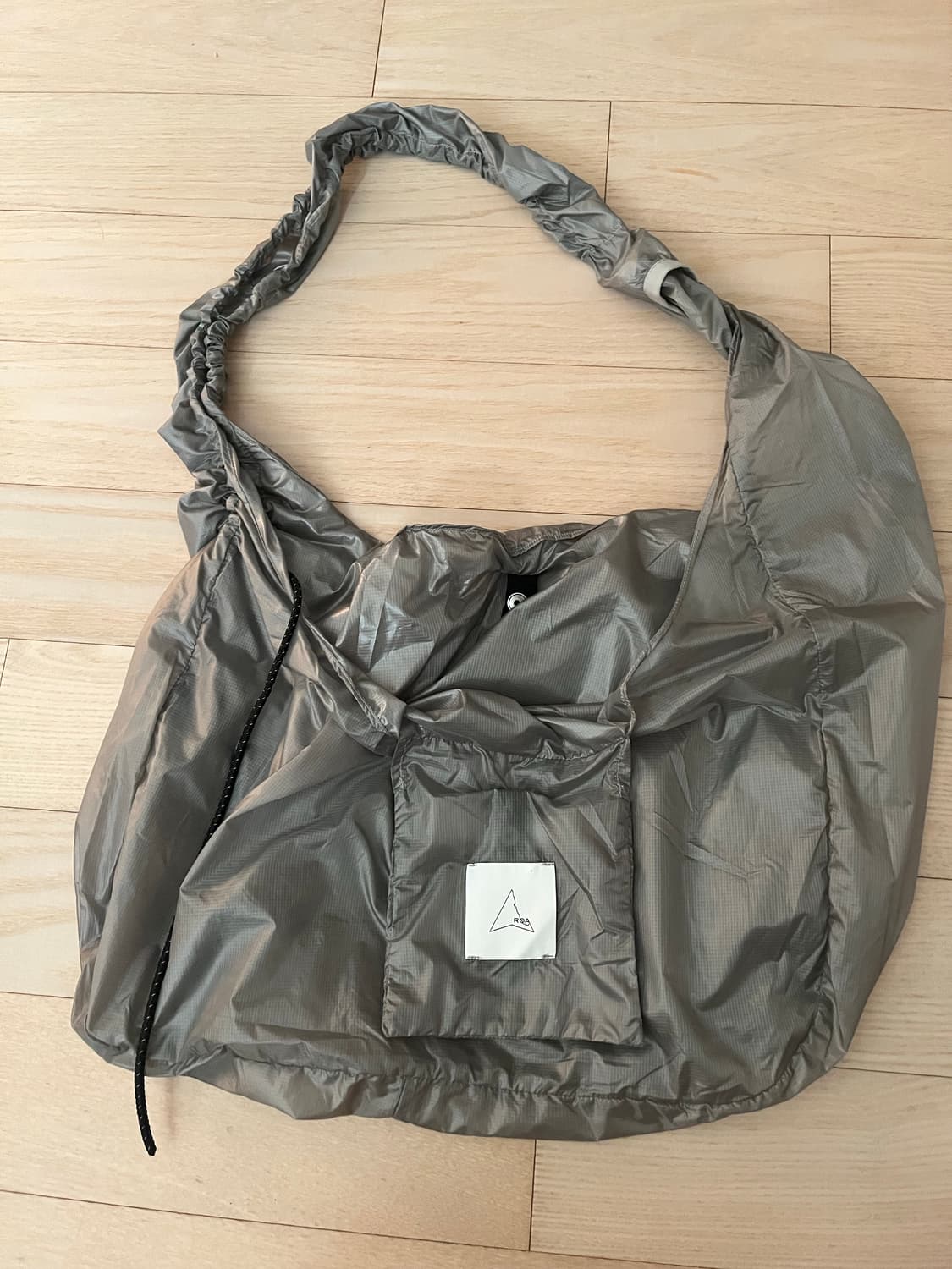 로아 LAKI PACKABLE KNOT BAG-SILVER 상품이미지3