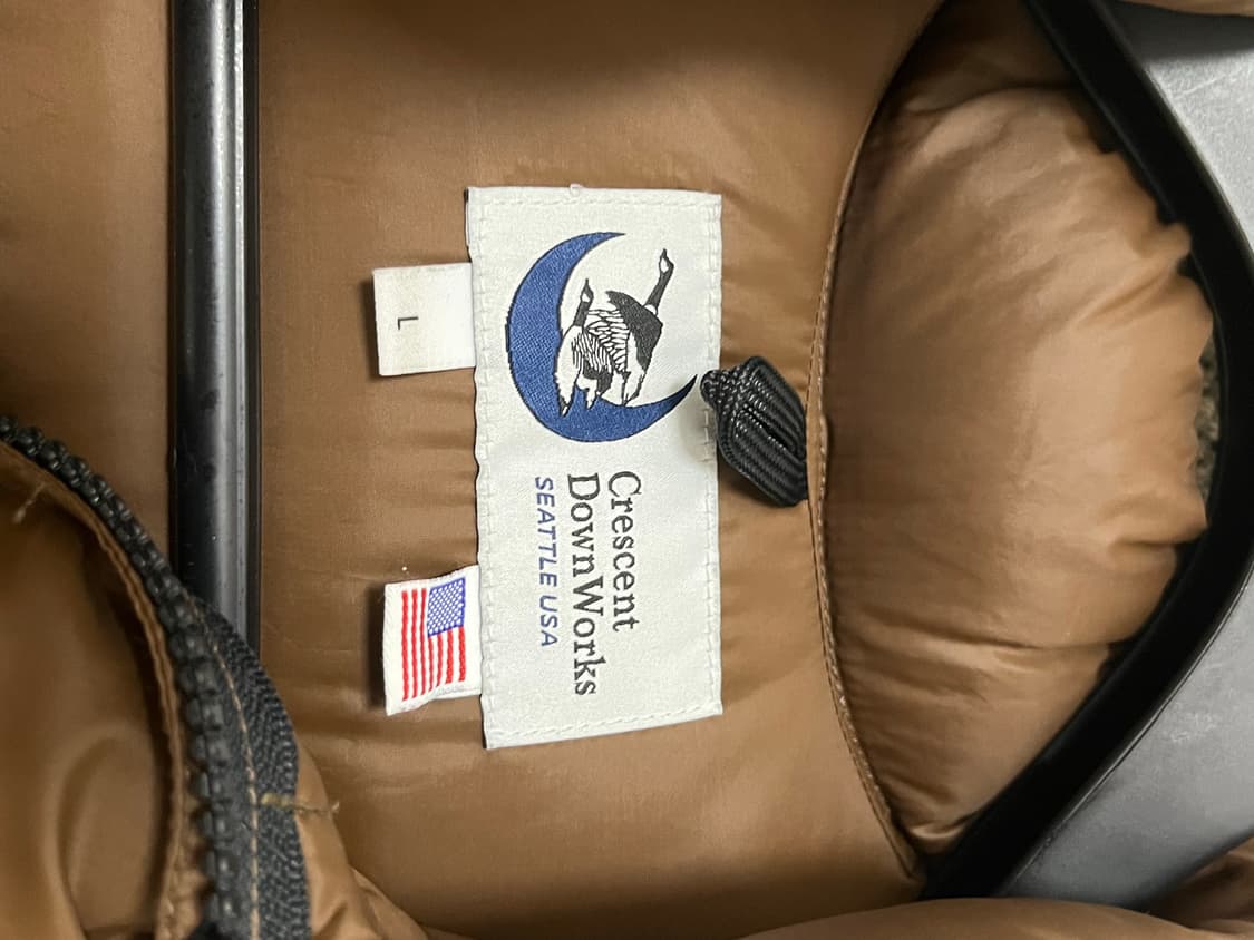 [L] 크레센트다운웍스 구스 다운 베스트 브라운 상품이미지2