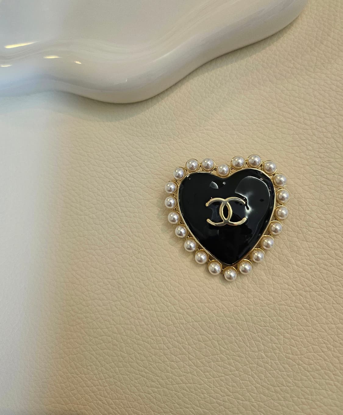샤넬 블랙하트 진주장식 CC로고 브로치 업사이클링 상품이미지2