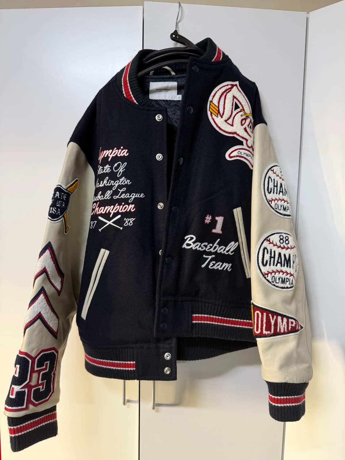 아웃스탠딩 와펜 바시티 자켓 판매합니다.  상품이미지1