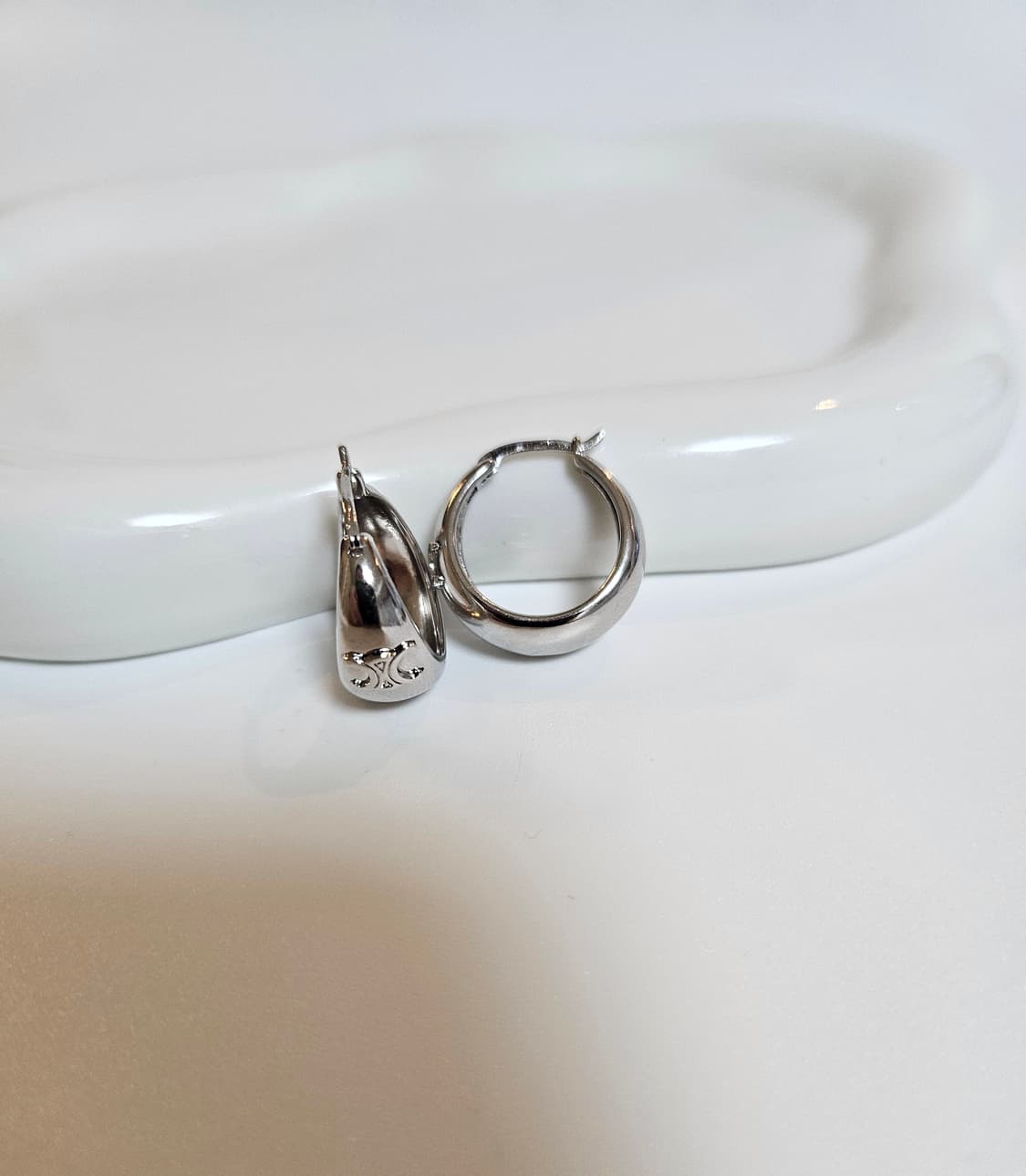 셀린느 트리오페 볼드 후프 귀걸이 상품이미지4