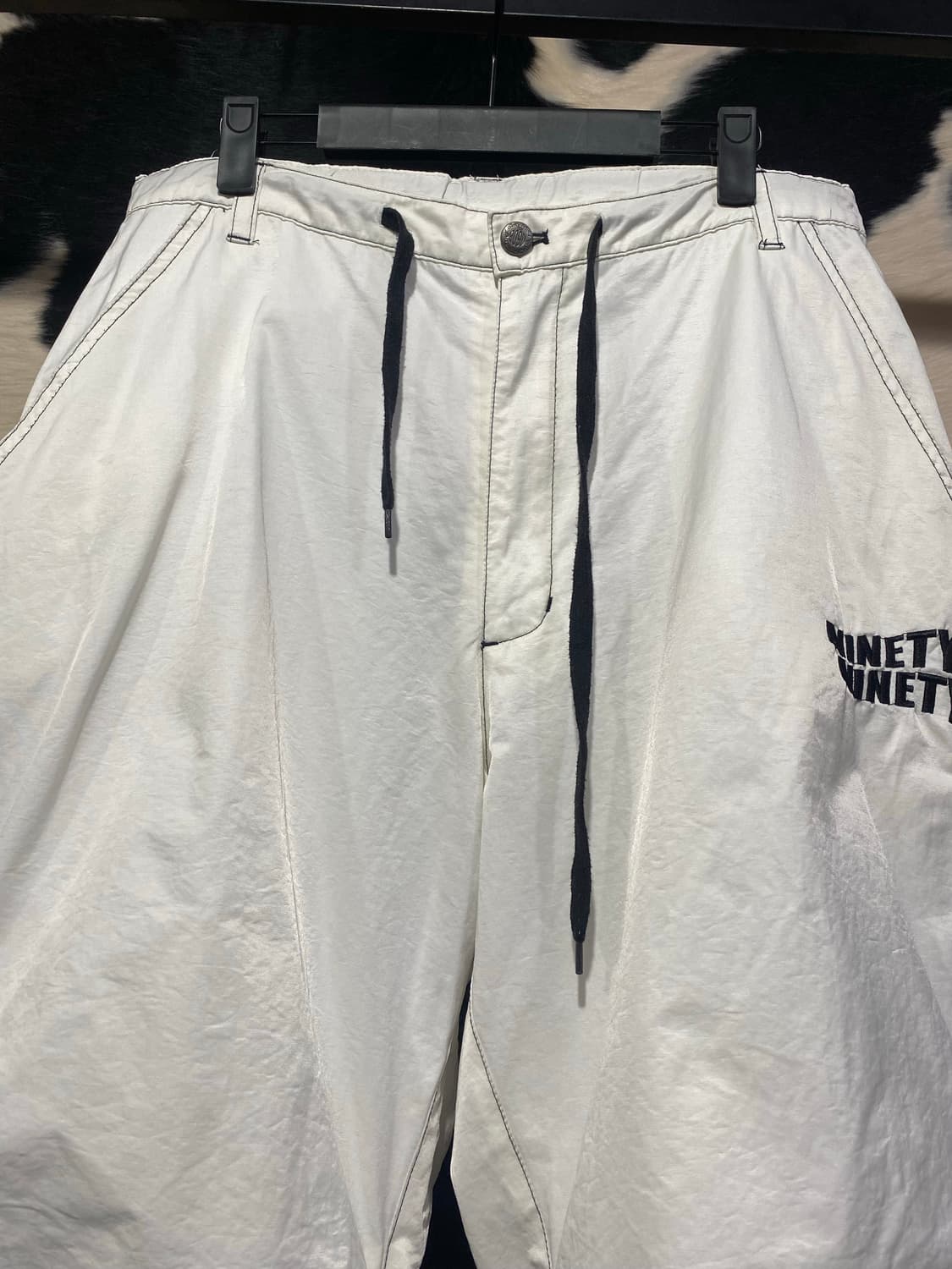 9090 백포켓 자수 디테일 나일론 핀턱 팬츠 상품이미지5