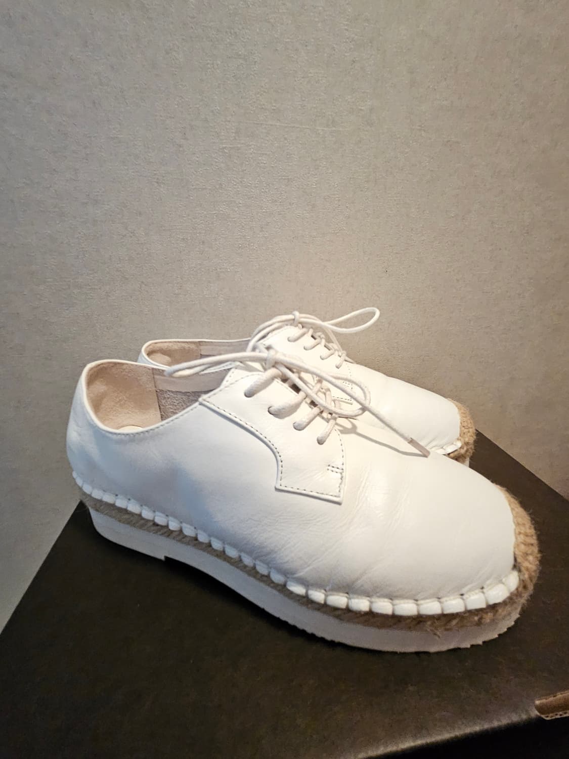 슈콤마보니 화이트 여성 단화 3.5cm 상품이미지8