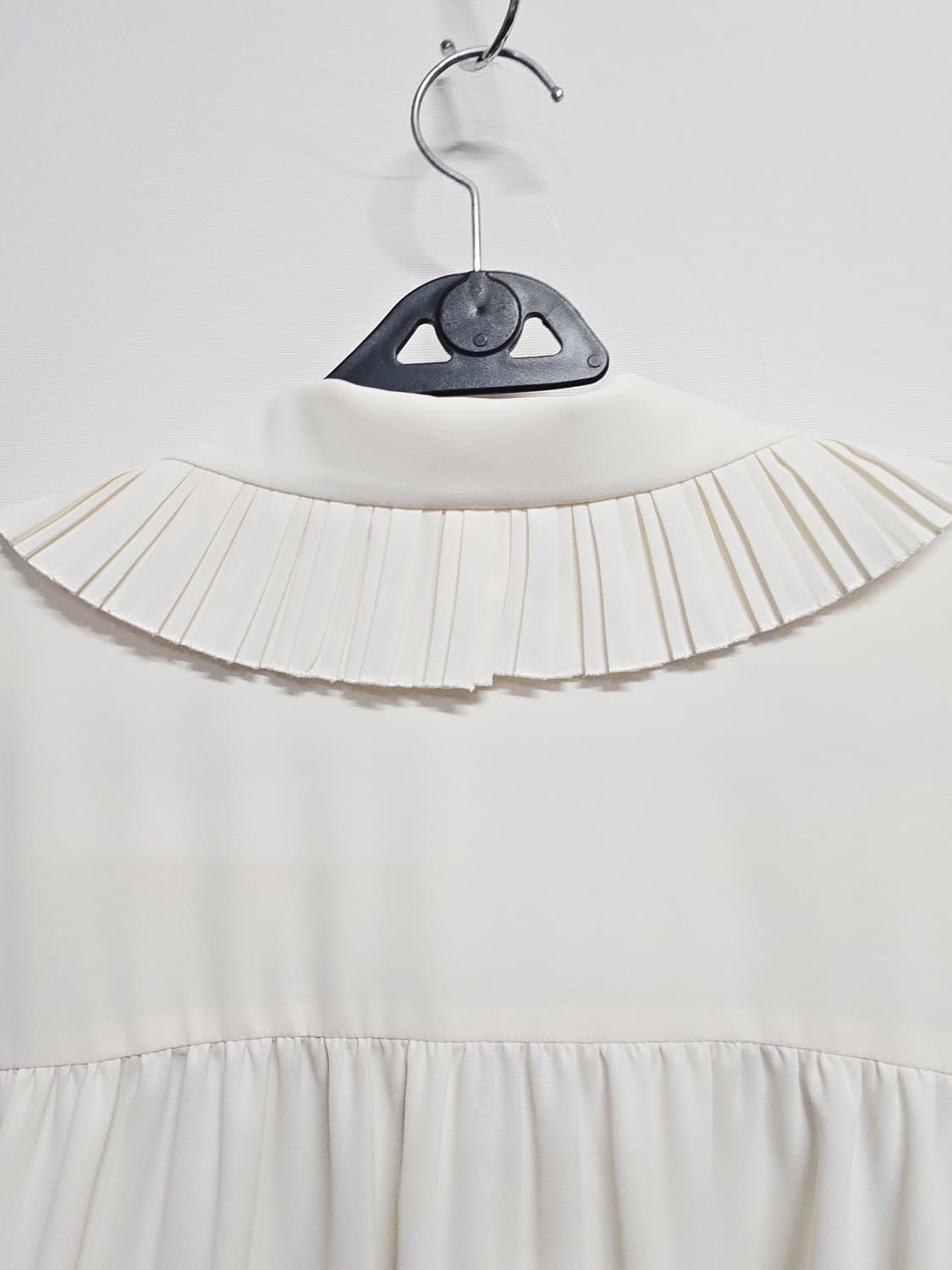 럭키슈에뜨 프릴 카라 아이보리 블라우스 상품이미지5