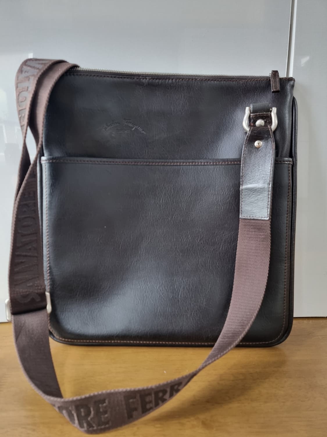 새상품) 살바토레 페라가모 가죽 크로스백 상품이미지1