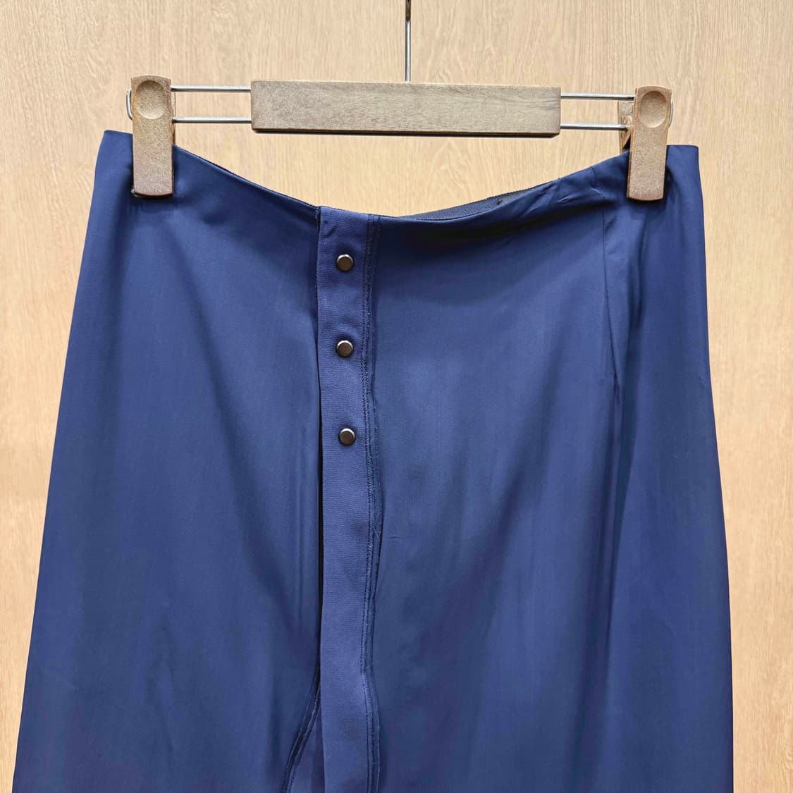 랑방 컬렉션 미디스커트 버튼 디테일 언발란스 슬릿 실키 네이비 상품이미지4