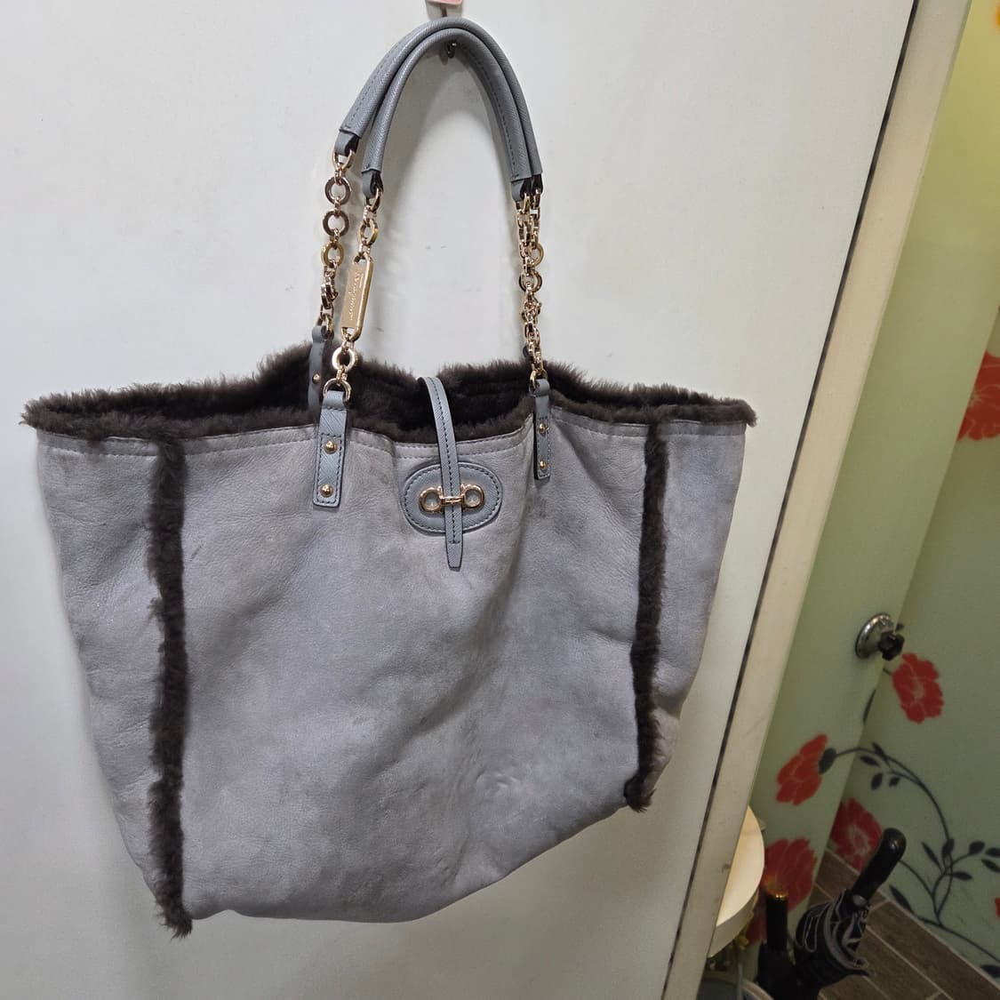 페라가모 무스탕 시어링 토트앤 숄더 상품이미지4