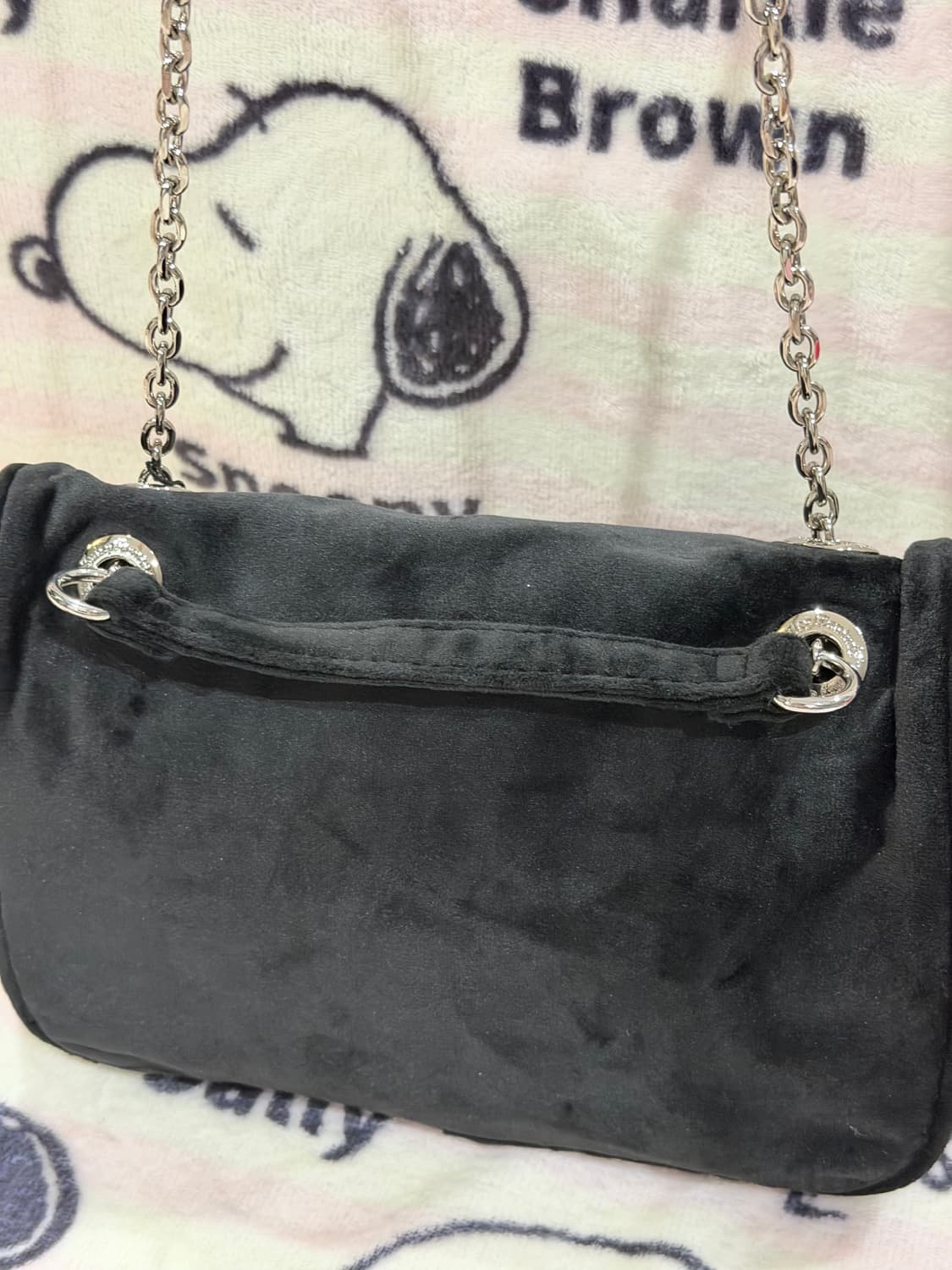 [신상✨프리뷰세일] 쥬시꾸뛰르 벨벳 스톤 체인 숄더백/크로스백 블랙 상품이미지4