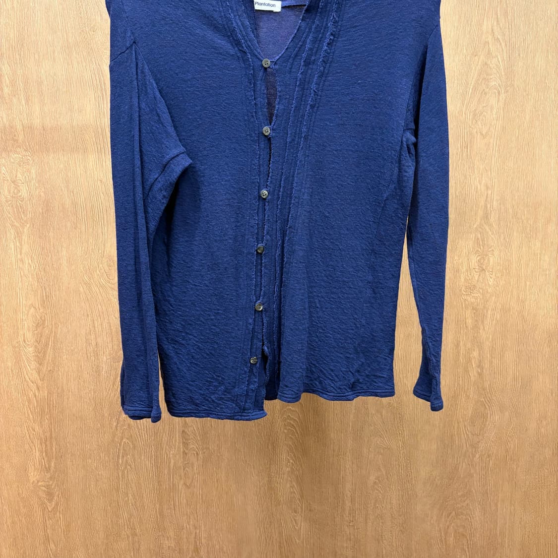 이세이미야케 플랜테이션 긴팔 가디건 풀버튼 숄칼라 러프 디테일 네이비 상품이미지5