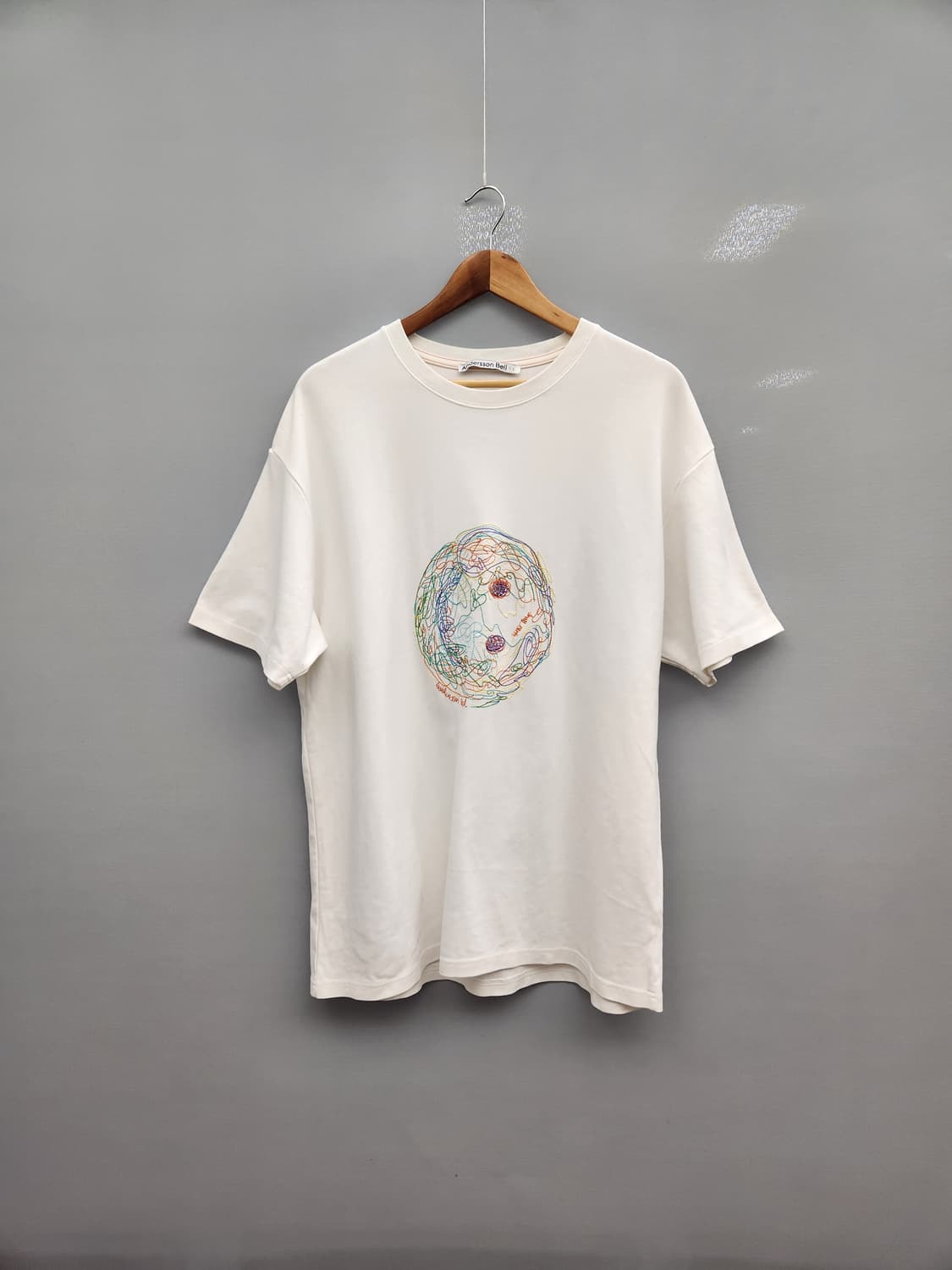 앤더슨벨 화이트 프린팅 티셔츠 상품이미지1