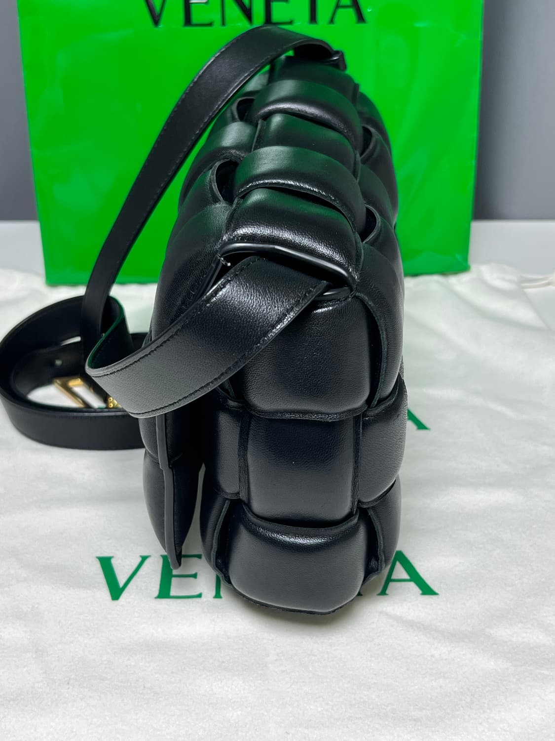 [정품] 백화점판 / 보테가베네타 패딩 카세트백 블랙 금장 상품이미지5