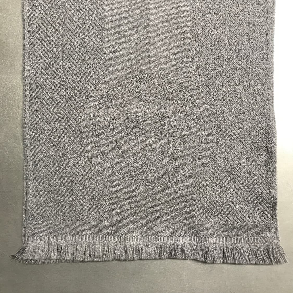 베르사체 메두사 그레이 머플러 상품이미지5