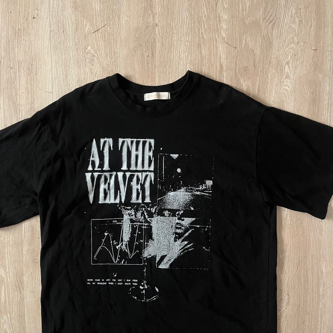 크림베이지 At the Velvet 반팔 티셔츠 상품이미지2